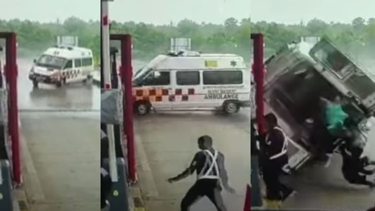 ആംബുലൻസ് നിയന്ത്രണം വിട്ട് ടോൾ പ്ലാസയിലേക്ക് പാഞ്ഞുകയറി, രോഗിയടക്കം നാല് പേർ മരിച്ചു വീഡിയോ ആംബുലൻസ് നിയന്ത്രണം വിട്ട് ടോൾ പ്ലാസയിലേക്ക് പാഞ്ഞുകയറി, രോഗിയടക്കം നാല് പേർ മരിച്ചു വീഡിയോ