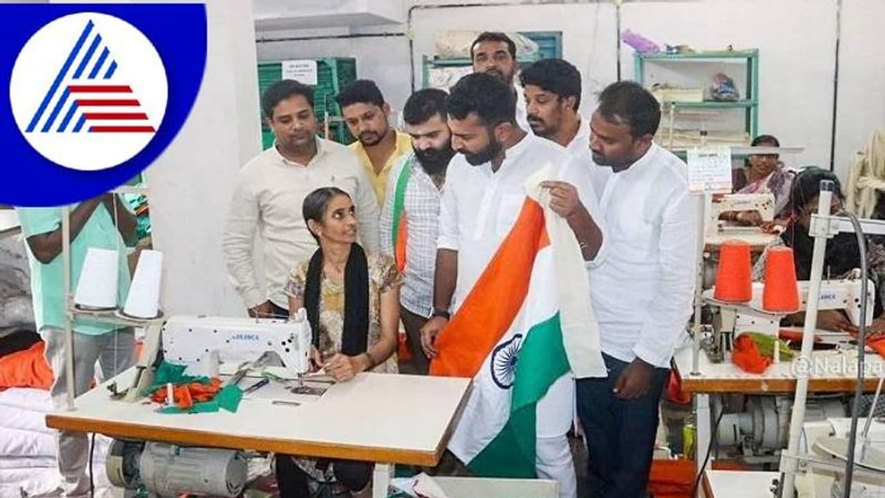 ಪಾಲಿಸ್ಟರ್ ಧ್ವಜಕ್ಕೆ ಅವಕಾಶ: ಮಾರಾಟವಾಗದ ಧ್ವಜ ಕಾಂಗ್ರೆಸ್ನಿಂದ ಖರೀದಿ ಪಾಲಿಸ್ಟರ್ ಧ್ವಜಕ್ಕೆ ಅವಕಾಶ: ಮಾರಾಟವಾಗದ ಧ್ವಜ ಕಾಂಗ್ರೆಸ್ನಿಂದ ಖರೀದಿ