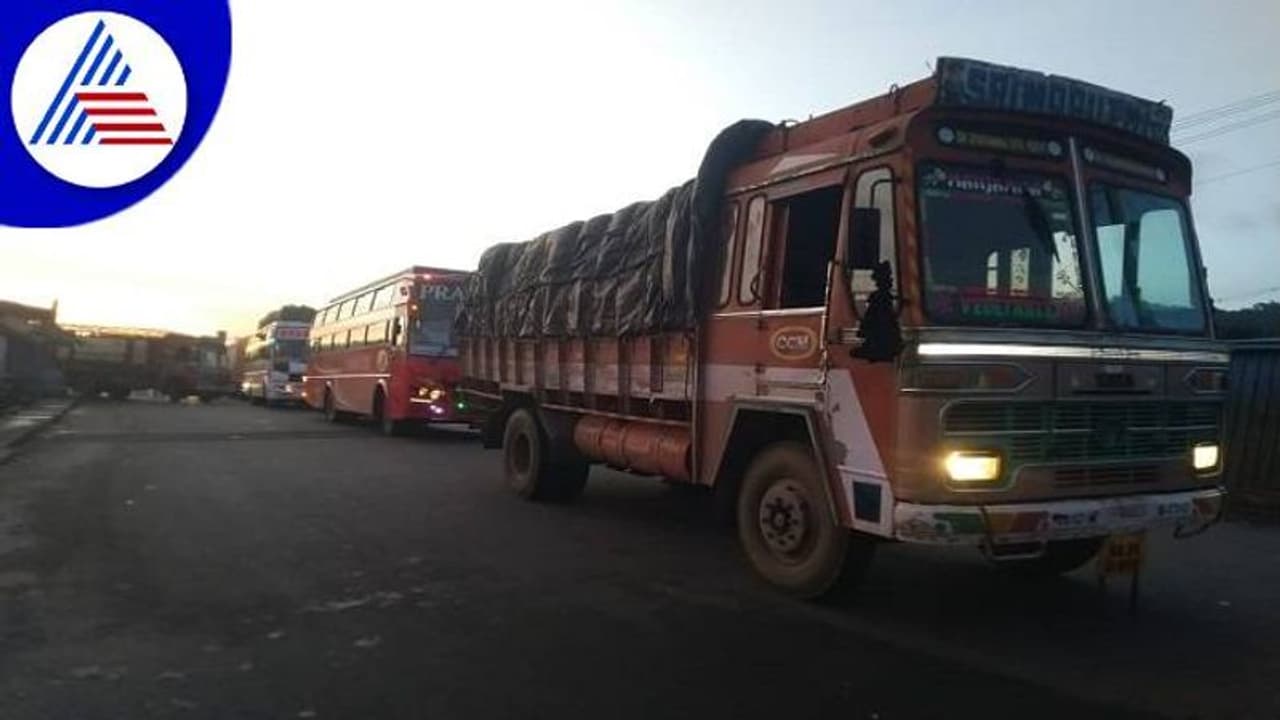 ಚಿಕ್ಕಮಗಳೂರು: ಚಾರ್ಮಾಡಿ ಘಾಟ್ನಲ್ಲಿ ಟ್ರಾಫಿಕ್ ಜಾಮ್, ಬೇಸತ್ತ ವಾಹನ ಸವಾರರು ಚಿಕ್ಕಮಗಳೂರು: ಚಾರ್ಮಾಡಿ ಘಾಟ್ನಲ್ಲಿ ಟ್ರಾಫಿಕ್ ಜಾಮ್, ಬೇಸತ್ತ ವಾಹನ ಸವಾರರು