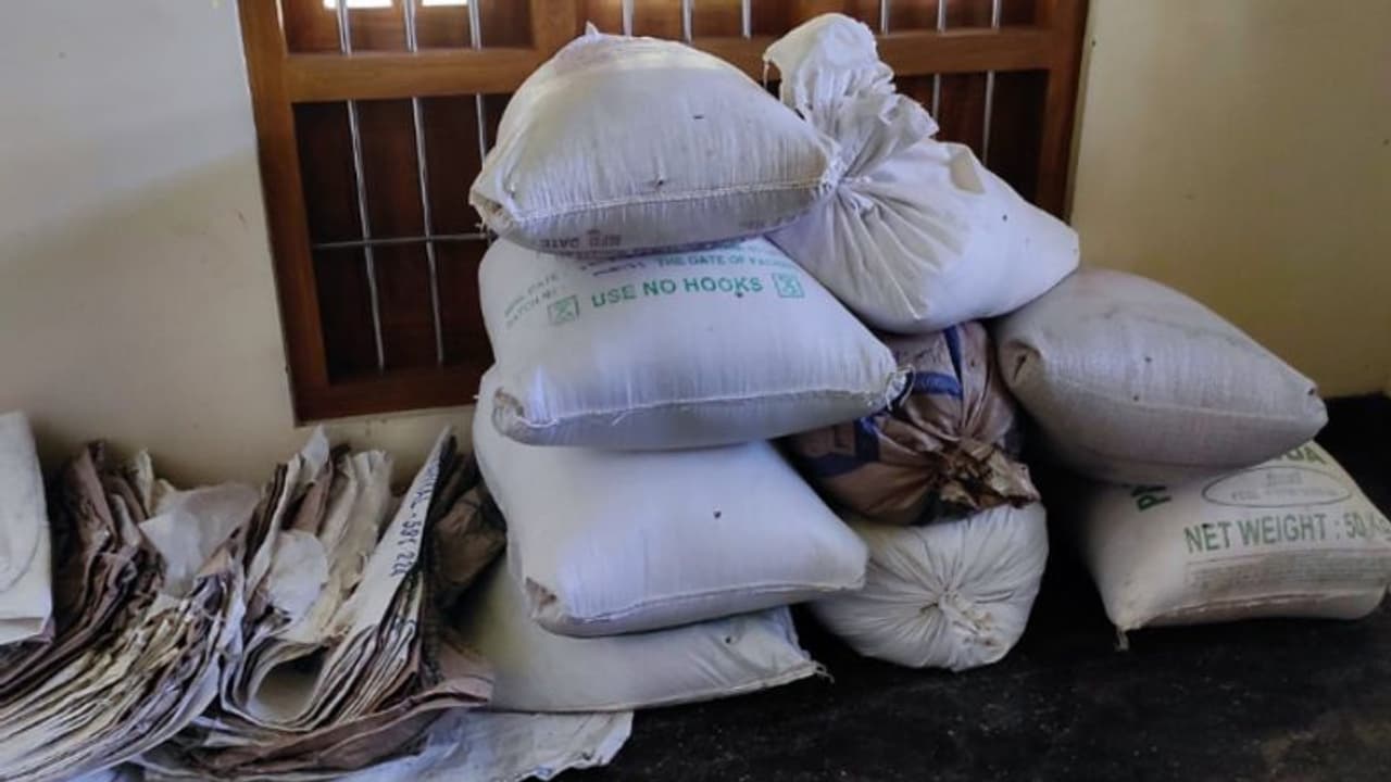 തിരൂരില് ആൾത്താമസമില്ലാത്ത വീട്ടിൽ 26 ചാക്ക് റേഷനരി; കാലിച്ചാക്കുകളും ത്രാസും പിടിച്ചെടുത്തു തിരൂരില് ആൾത്താമസമില്ലാത്ത വീട്ടിൽ 26 ചാക്ക് റേഷനരി; കാലിച്ചാക്കുകളും ത്രാസും പിടിച്ചെടുത്തു