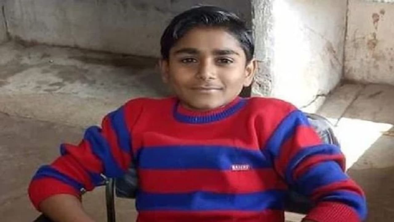 इटावा: 10वीं के छात्र ने रची खुद के अपहरण की कहानी, ताऊ को फोन कर मांगी फिरौती इटावा: 10वीं के छात्र ने रची खुद के अपहरण की कहानी, ताऊ को फोन कर मांगी फिरौती