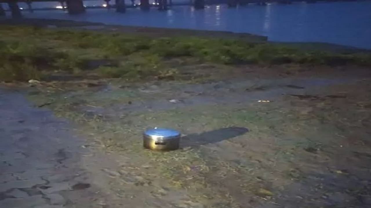 प्रयागराज: कुकर बम की सूचना से इलाके में मची अफरा तफरी, बम डिस्पोजल यूनिट के चेक करने पर मिली खास चीज प्रयागराज: कुकर बम की सूचना से इलाके में मची अफरा तफरी, बम डिस्पोजल यूनिट के चेक करने पर मिली खास चीज