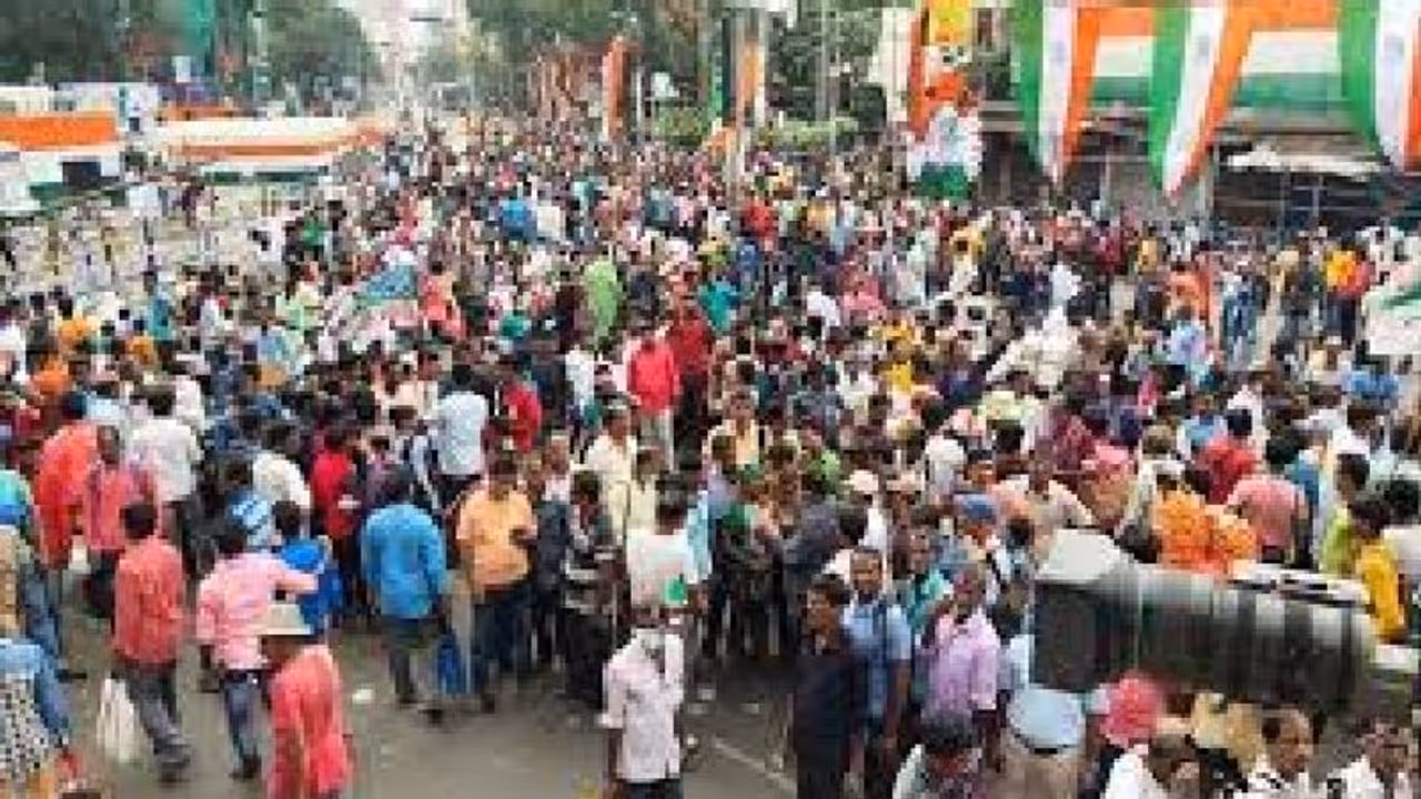 ২১ জুলাইয়ের মঞ্চের দিকে বাড়ছে ভিড়, ধর্মতলায় কড়া প্রশাসনিক নিরাপত্তা ২১ জুলাইয়ের মঞ্চের দিকে বাড়ছে ভিড়, ধর্মতলায় কড়া প্রশাসনিক নিরাপত্তা