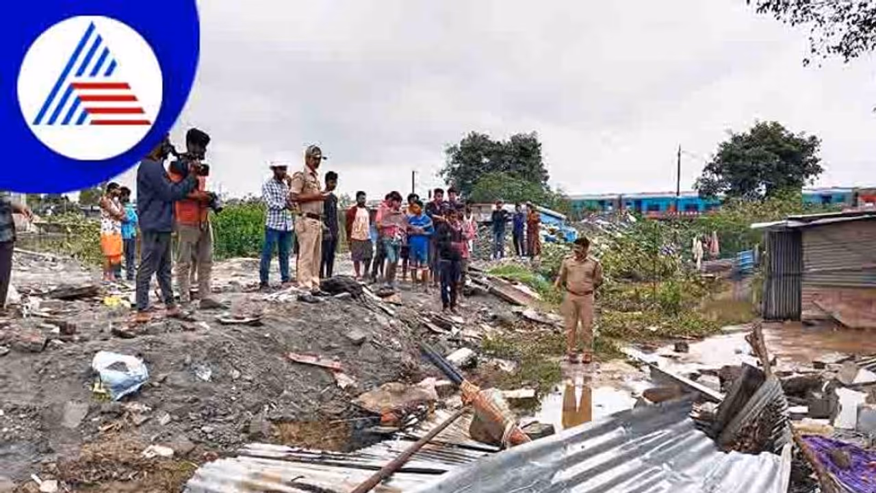 ಕೂಲಿ ಕಾರ್ಮಿಕರು ತಂಗಿದ್ದ ಶೆಡ್ ಕುಸಿದು ನಾಲ್ವರ ದುರ್ಮರಣ ಕೂಲಿ ಕಾರ್ಮಿಕರು ತಂಗಿದ್ದ ಶೆಡ್ ಕುಸಿದು ನಾಲ್ವರ ದುರ್ಮರಣ