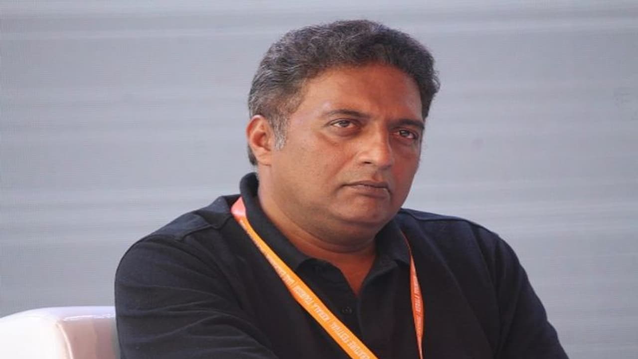 జస్ట్ ఆస్కింగ్...బాలీవుడ్ ను టార్గెట్ చేసిన ప్రకాశ్ రాజ్, కౌంటర్లు, క్వశ్చన్లతో రెచ్చిపోతున్న స్టార్ యాక్టర్ జస్ట్ ఆస్కింగ్...బాలీవుడ్ ను టార్గెట్ చేసిన ప్రకాశ్ రాజ్, కౌంటర్లు, క్వశ్చన్లతో రెచ్చిపోతున్న స్టార్ యాక్టర్