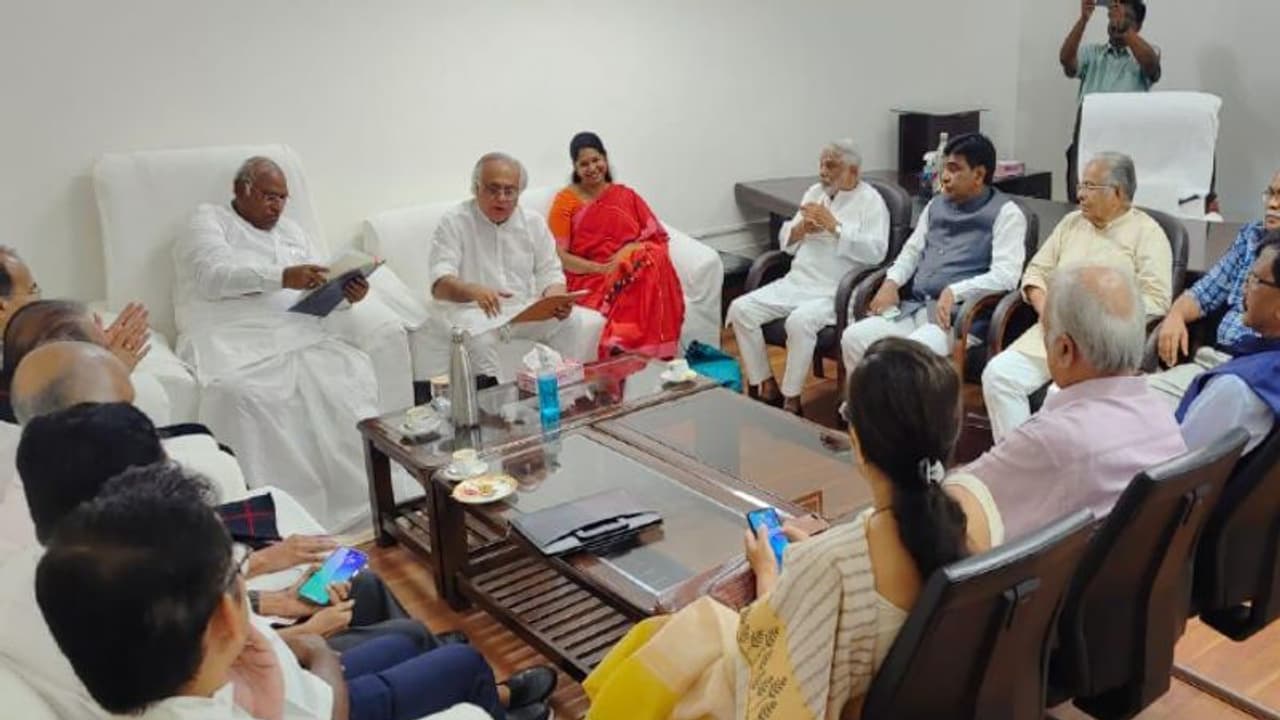 కాంగ్రెస్ ఆధ్వర్యంలో ప్రతిపక్షాల భేటీ.. తొలిసారిగా హాజరైన టీఆర్ఎస్.. కాంగ్రెస్ ఆధ్వర్యంలో ప్రతిపక్షాల భేటీ.. తొలిసారిగా హాజరైన టీఆర్ఎస్..