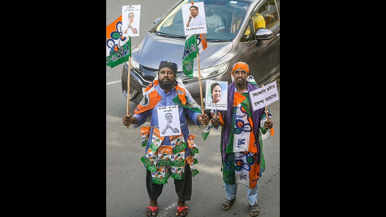 'বাংলা নিজের রাস্তা নিজেই বানাবে', ২১এর মঞ্চ থেকে বিজেপিকে আক্রমণ অভিষেকের রইল সেরা মন্তব্য 'বাংলা নিজের রাস্তা নিজেই বানাবে', ২১এর মঞ্চ থেকে বিজেপিকে আক্রমণ অভিষেকের রইল সেরা মন্তব্য