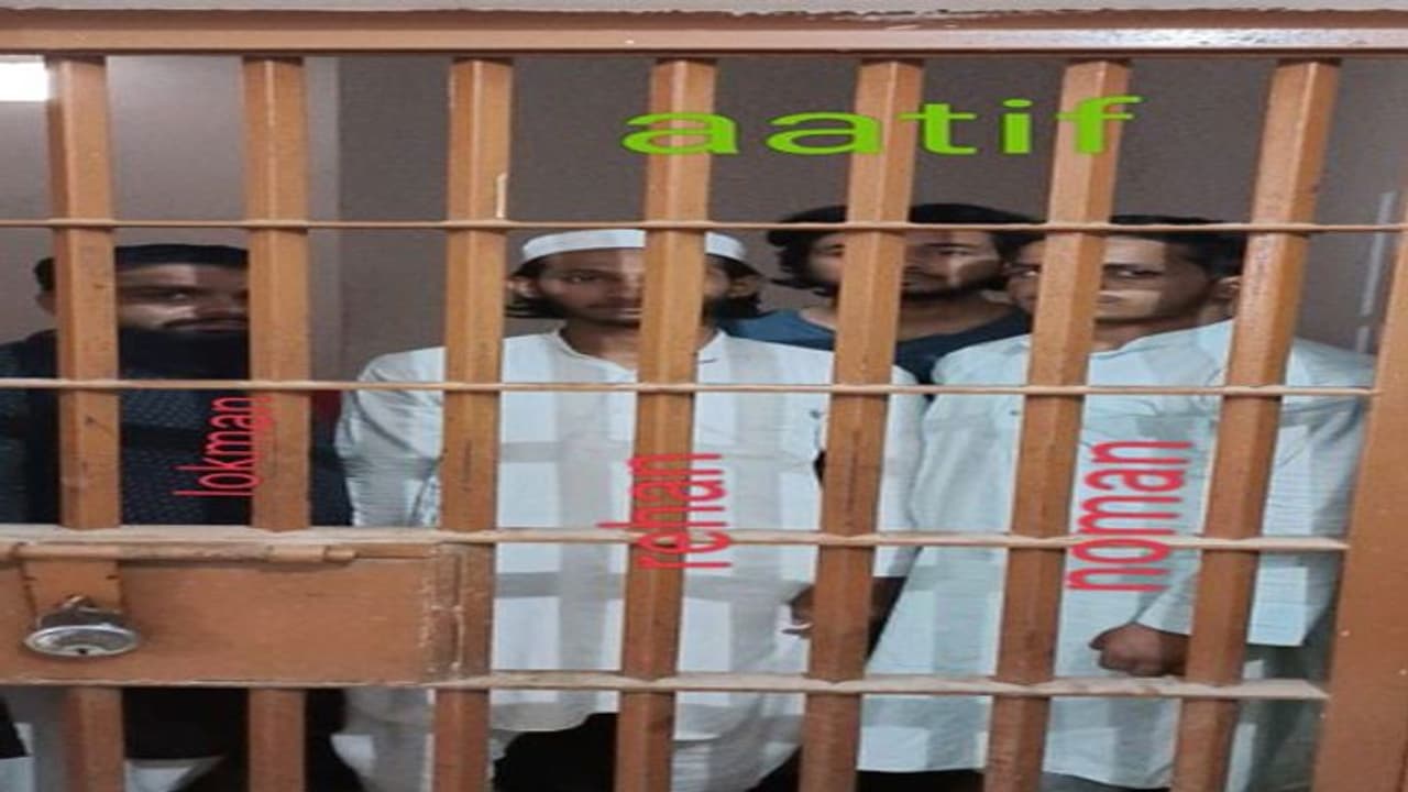 जानिए लुलु मॉल में नमाज पढ़ने वालों की पूरी डिटेल, पूछताछ में हुए कई अहम खुलासे जानिए लुलु मॉल में नमाज पढ़ने वालों की पूरी डिटेल, पूछताछ में हुए कई अहम खुलासे