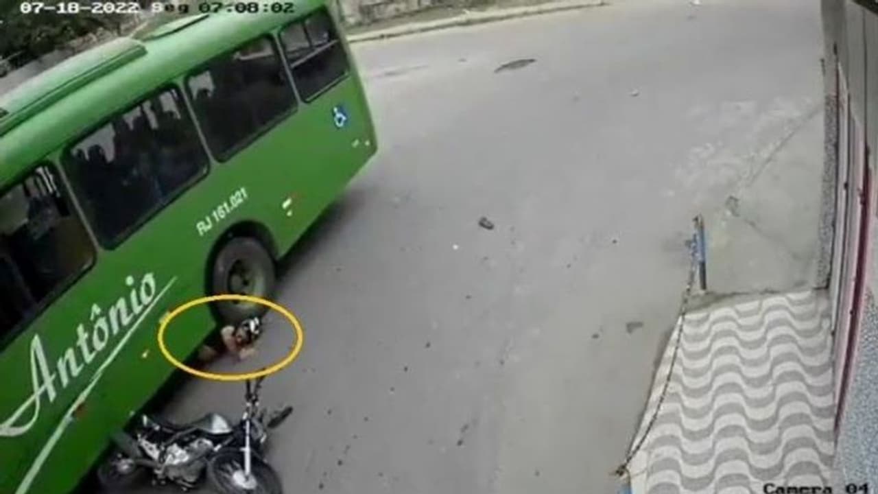 IPS ने पोस्ट किया Biker का दिल दहलाने वाला वीडियो, अब तो समझ जाइए क्यों कहा जाता है हेल्मेट जरूर पहनो IPS ने पोस्ट किया Biker का दिल दहलाने वाला वीडियो, अब तो समझ जाइए क्यों कहा जाता है हेल्मेट जरूर पहनो