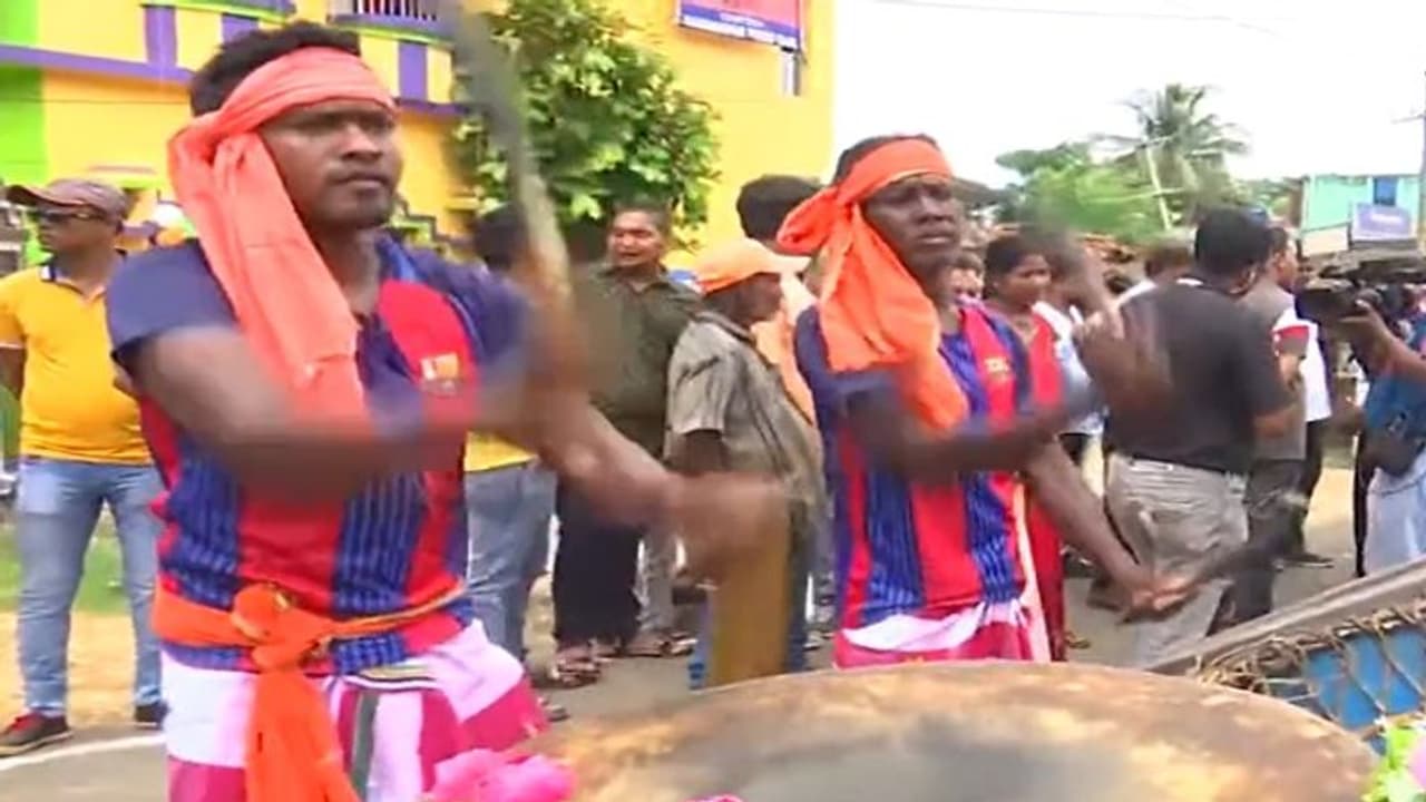 द्रौपदी मुर्मू के घर पर जश्न मना रहे लोग, बधाई देने वालों का मुंह मीठा कराने के लिए बने 20 हजार लड्डू द्रौपदी मुर्मू के घर पर जश्न मना रहे लोग, बधाई देने वालों का मुंह मीठा कराने के लिए बने 20 हजार लड्डू