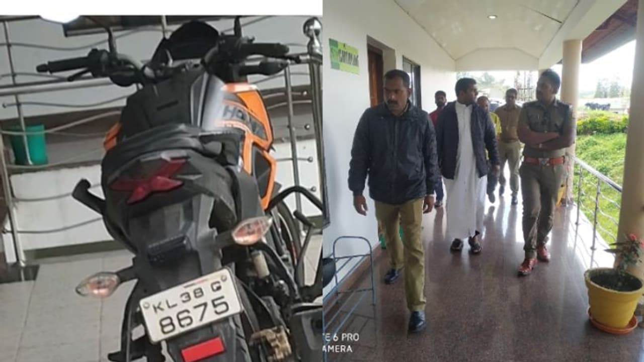 സിസിടിവി തിരിച്ചുവച്ചു, ലൈറ്റ് ഓഫാക്കിയതോടെ ബൈക്കുമായി കടന്നു; മൂന്നാറില് മോഷണങ്ങള് പതിവാകുന്നു സിസിടിവി തിരിച്ചുവച്ചു, ലൈറ്റ് ഓഫാക്കിയതോടെ ബൈക്കുമായി കടന്നു; മൂന്നാറില് മോഷണങ്ങള് പതിവാകുന്നു