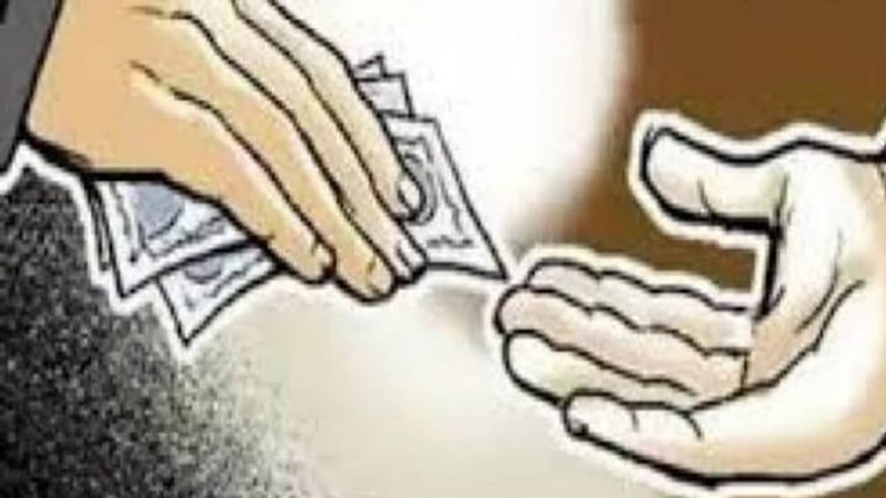 നെടുമങ്ങാട് സബ് രജിസ്ട്രാർ ഓഫീസിൽ വിജിലൻസ് റെയ്ഡ്; കണക്കിൽ പെടാത്ത പണം കണ്ടെത്തി നെടുമങ്ങാട് സബ് രജിസ്ട്രാർ ഓഫീസിൽ വിജിലൻസ് റെയ്ഡ്; കണക്കിൽ പെടാത്ത പണം കണ്ടെത്തി