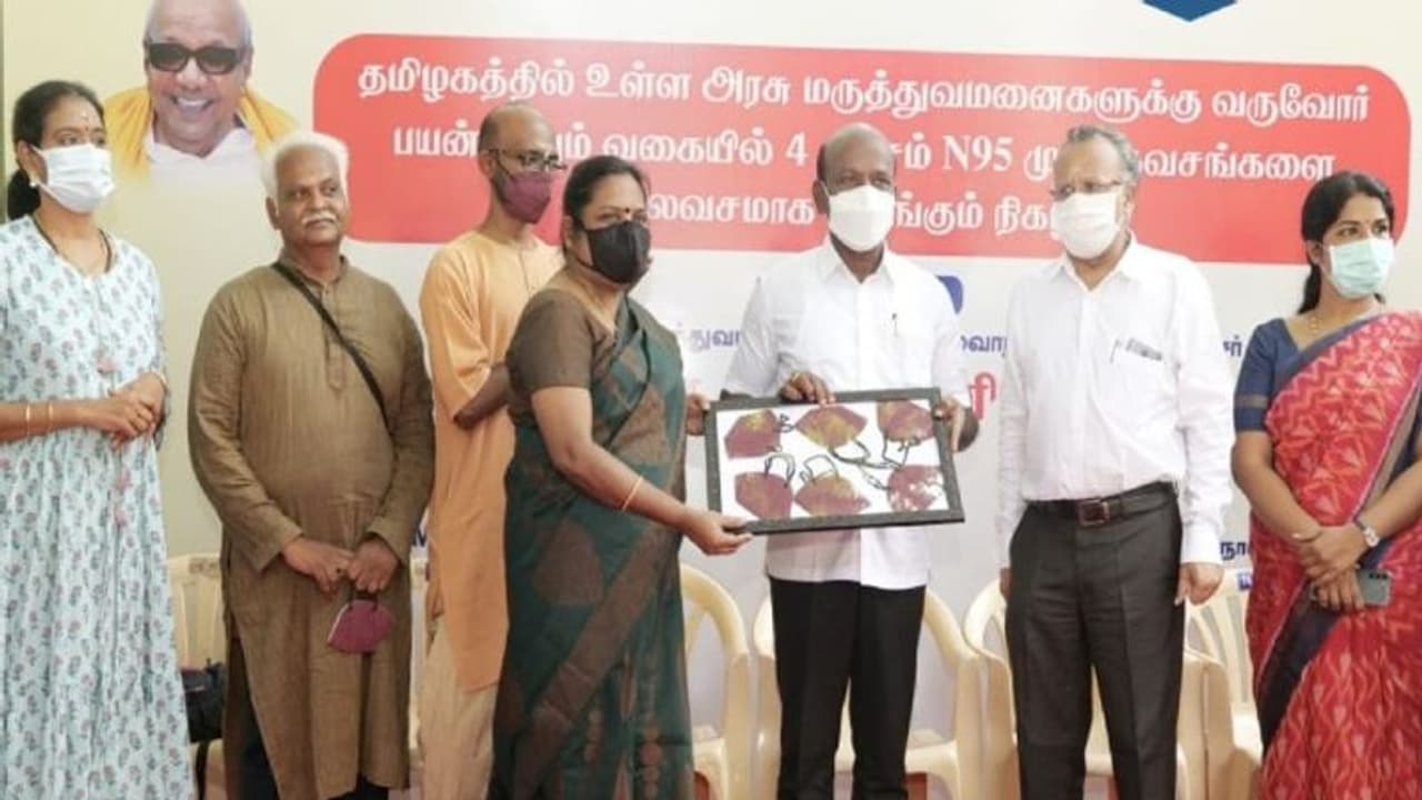ஈஷா சார்பில் தமிழக சுகாதார துறைக்கு 4 லட்சம் கே.என் 95 முக கவசங்கள் வழங்கல்..! ஈஷா சார்பில் தமிழக சுகாதார துறைக்கு 4 லட்சம் கே.என் 95 முக கவசங்கள் வழங்கல்..!
