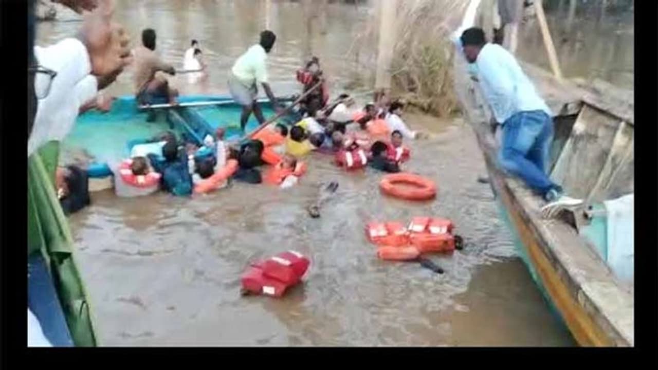 చంద్రబాబు టూర్ లో అపశృతి: వరద నీటిలో పడిన మాజీ మంత్రులు, టీడీపీ నేతలు (వీడిియో) చంద్రబాబు టూర్ లో అపశృతి: వరద నీటిలో పడిన మాజీ మంత్రులు, టీడీపీ నేతలు (వీడిియో)