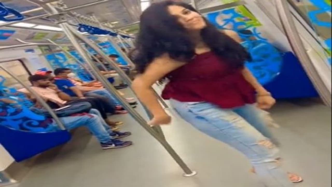 मेट्रो ट्रेन में महिला को डांस करना पड़ गया भारी, लोगों की शिकायत पर दर्ज हुआ केस, जानिए किस शहर का है मामला मेट्रो ट्रेन में महिला को डांस करना पड़ गया भारी, लोगों की शिकायत पर दर्ज हुआ केस, जानिए किस शहर का है मामला