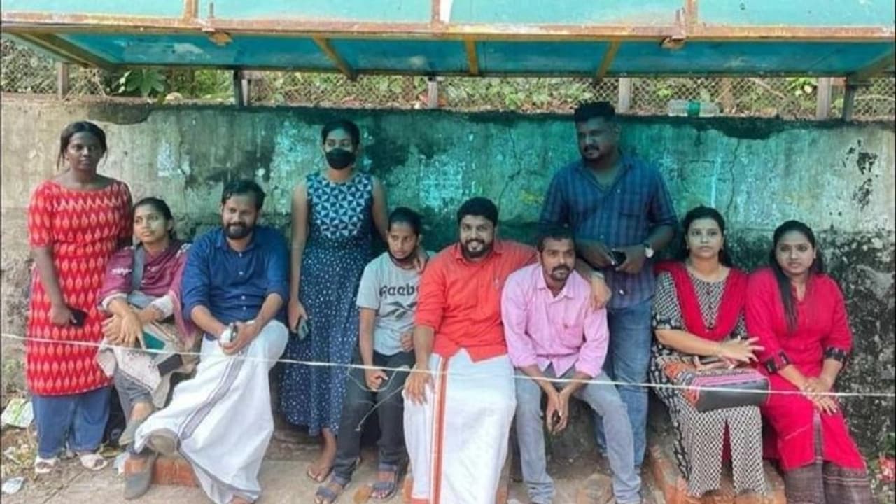 ಹುಡುಗ ಹುಡುಗಿ ಜೊತೆಲೆ ಕೂರೋದಕ್ಕೆ ಕೋಪ: ಬಸ್‌ ನಿಲ್ದಾಣದಲ್ಲಿದ್ದ ಬೆಂಚ್‌ ಕತ್ತರಿಸಿದ ಊರವರು