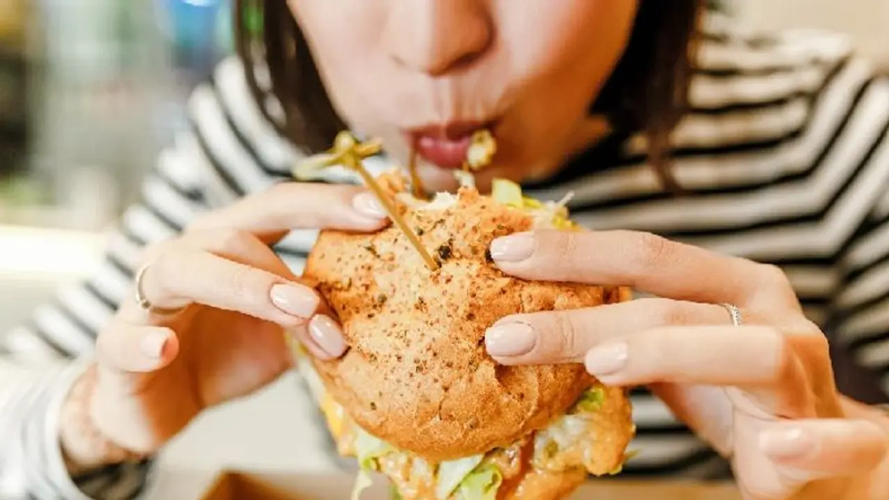 Bloating Solution : വളരെ വേഗത്തില്‍ ഭക്ഷണം കഴിക്കുന്ന ശീലമുള്ളവരാണോ നിങ്ങള്‍? എങ്കിലറിയുക