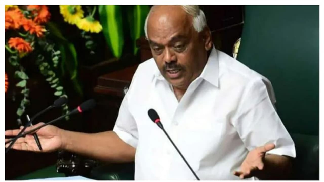 'ഗാന്ധിമാരുടെ പേരിൽ കോൺഗ്രസ് നേതാക്കൾ കുറേ പണമുണ്ടാക്കി'; വിവാദ പരാമർശവുമായി കോൺഗ്രസ് എംഎൽഎ 'ഗാന്ധിമാരുടെ പേരിൽ കോൺഗ്രസ് നേതാക്കൾ കുറേ പണമുണ്ടാക്കി'; വിവാദ പരാമർശവുമായി കോൺഗ്രസ് എംഎൽഎ