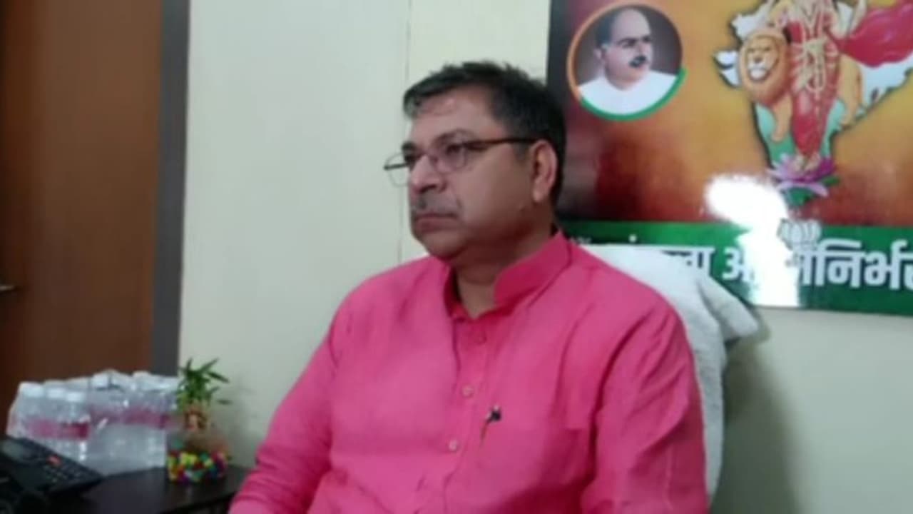 साधु के आत्मदाह करने के मामले में राजस्थान में सियासत शुरू, BJP के प्रदेश अध्यक्ष ने 5 सदस्यों का दल बनाया साधु के आत्मदाह करने के मामले में राजस्थान में सियासत शुरू, BJP के प्रदेश अध्यक्ष ने 5 सदस्यों का दल बनाया