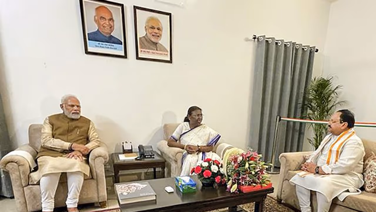 देश की 15वीं राष्ट्रपति बनीं द्रौपदी मुर्मु, पीएम मोदी मिलने पहुंचे, इन हस्तियों ने दी बधाई देश की 15वीं राष्ट्रपति बनीं द्रौपदी मुर्मु, पीएम मोदी मिलने पहुंचे, इन हस्तियों ने दी बधाई