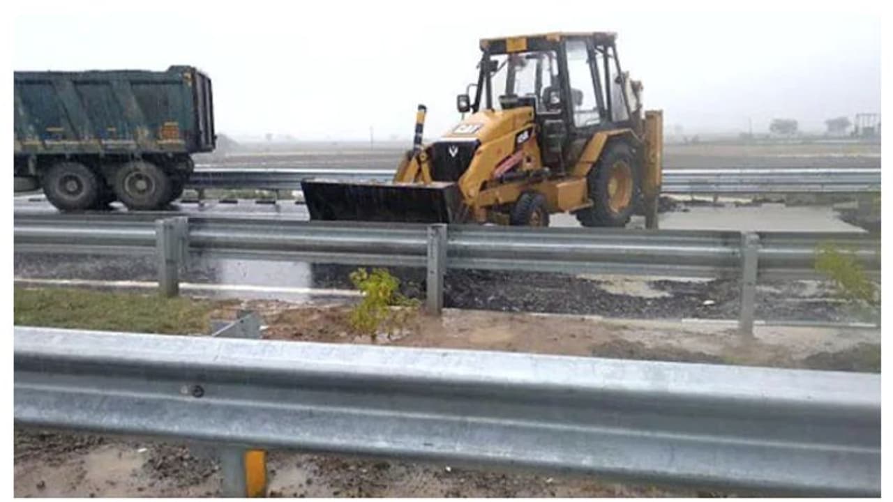 കനത്തമഴ; പ്രധാനമന്ത്രി ഉദ്ഘാടനം ചെയ്ത് ഒരാഴ്ച പിന്നിടും മുമ്പേ ബുന്ദേൽഘട്ട് എക്സ്പ്രസേ ഹൈവേയിൽ കേടുപാടുകൾ 