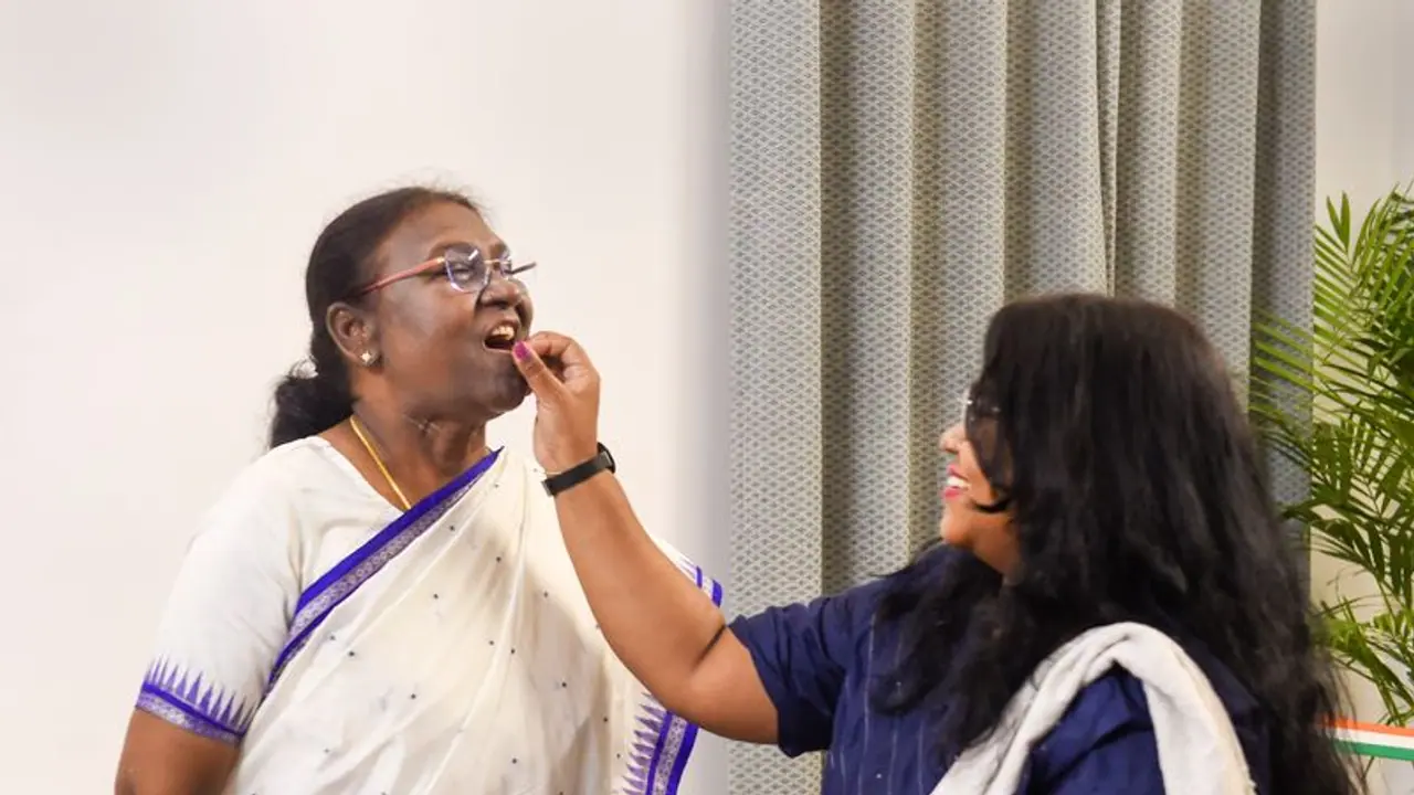 দ্রৌপদী মুর্মুর জয়ে ২০ হাজার লাড্ডু বিলি, ওড়িশার আদিবাসীদের মধ্যে অকাল দীপাবলি 