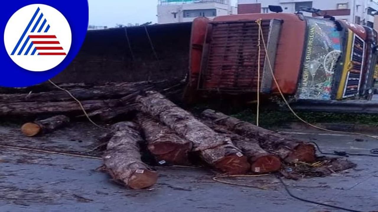 ಬೆಂಗಳೂರಿನಲ್ಲಿ ಭೀಕರ ರಸ್ತೆ ಅಪಘಾತ: ಲಾರಿಯಲ್ಲಿದ್ದ ಮರದ ದಿಮ್ಮಿ ಬೈಕ್ ಮೇಲೆ ಬಿದ್ದು ಒಬ್ಬನ ಸಾವು ಬೆಂಗಳೂರಿನಲ್ಲಿ ಭೀಕರ ರಸ್ತೆ ಅಪಘಾತ: ಲಾರಿಯಲ್ಲಿದ್ದ ಮರದ ದಿಮ್ಮಿ ಬೈಕ್ ಮೇಲೆ ಬಿದ್ದು ಒಬ್ಬನ ಸಾವು