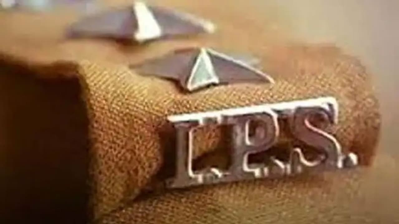 यूपी में 18 IPS अफसरों के हुए तबादले, डायल 112 और साइबर क्राइम समेत अन्य विभागों में DIG के पद पर मिली तैनाती यूपी में 18 IPS अफसरों के हुए तबादले, डायल 112 और साइबर क्राइम समेत अन्य विभागों में DIG के पद पर मिली तैनाती