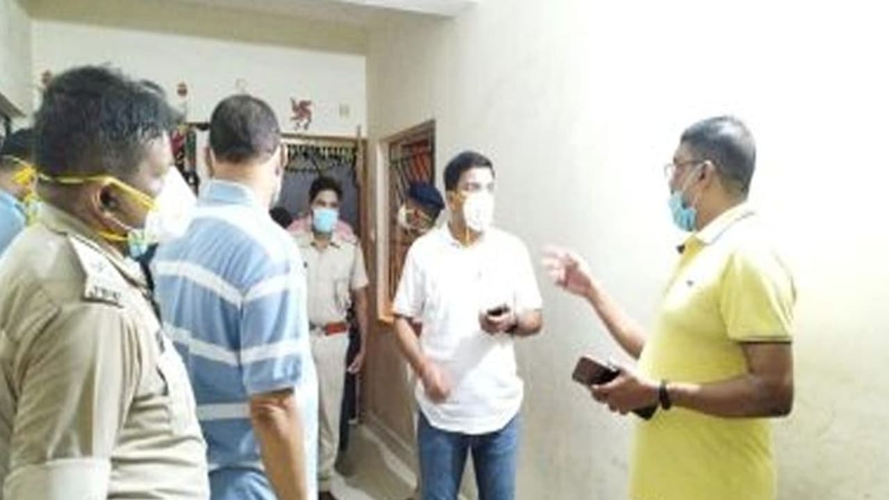 जमशेदपुर की शॉकिंग खबर: महिला सिपाही के फ्लैट में बंद था ताला, पुलिस ने दरवाजा तोड़ा तो इस हाल में मिले 3 लोग