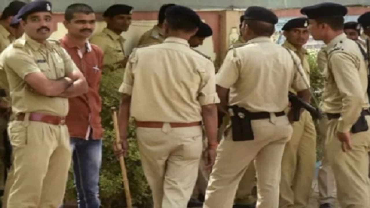 लड़का लड़की में किसिंग कॉम्पटिशन का वीडियो किसी ने किया वायरल, कॉलेज प्रशासन को होना पड़ा शर्मिंदा