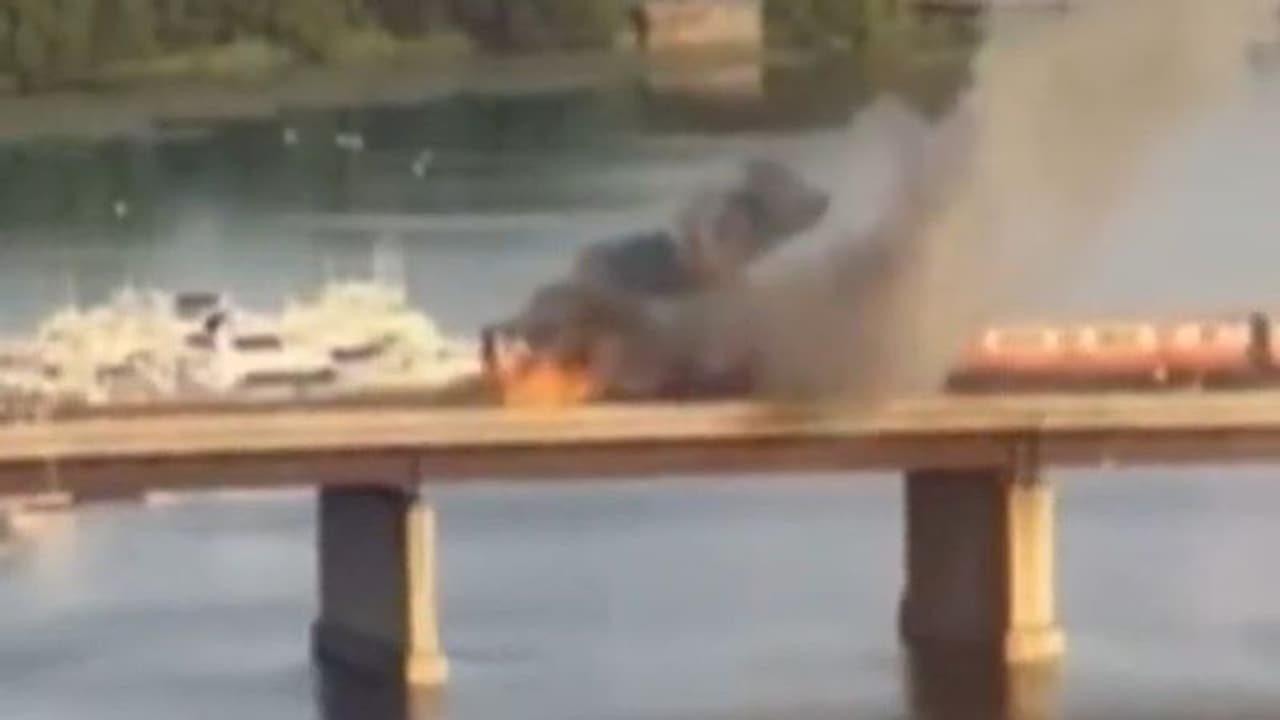 पुल से गुजर रही मेट्रो ट्रेन में लगी आग, यात्री रोकते रहे मगर महिला ने घबराकर उठा लिया बड़ा कदम और फिर.. पुल से गुजर रही मेट्रो ट्रेन में लगी आग, यात्री रोकते रहे मगर महिला ने घबराकर उठा लिया बड़ा कदम और फिर..