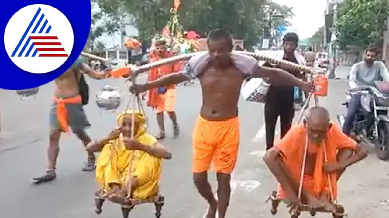 ಈತ ಆಧುನಿಕ ಶ್ರವಣಕುಮಾರ... ಅಪ್ಪ ಅಮ್ಮನ ಹೆಗಲಲ್ಲಿ ಹೊತ್ತು ಸಾಗಿದ ಯುವಕ 