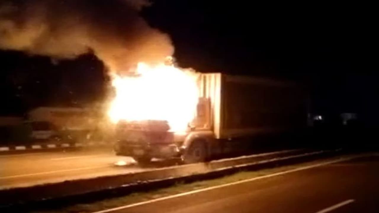 अजमेर में चलते ट्रक में अचानक लगी आग लेकिन ड्राइवर ने जान देकर दिखाया गजब का साहस, देखें वीडियो अजमेर में चलते ट्रक में अचानक लगी आग लेकिन ड्राइवर ने जान देकर दिखाया गजब का साहस, देखें वीडियो