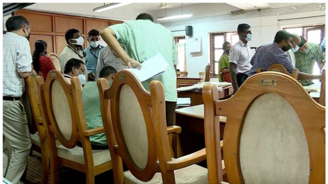 ഓപ്പറേഷൻ ട്രൂ ഹൗസ്; കെട്ടിട നമ്പർ തട്ടിപ്പിൽ സംസ്ഥാനമെമ്പാടും വിജിലന്സ് മിന്നല് പരിശോധന ഓപ്പറേഷൻ ട്രൂ ഹൗസ്; കെട്ടിട നമ്പർ തട്ടിപ്പിൽ സംസ്ഥാനമെമ്പാടും വിജിലന്സ് മിന്നല് പരിശോധന