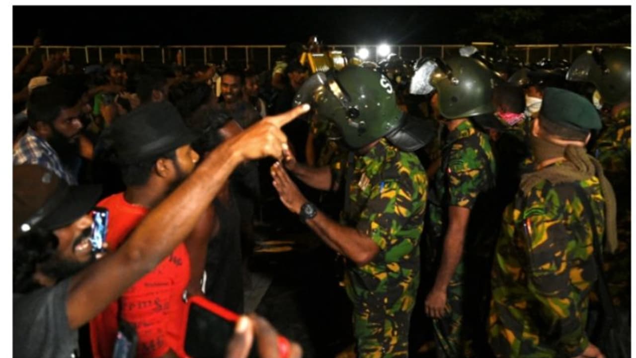 ഇന്ത്യൻ മാധ്യമപ്രവർത്തകനെ ശ്രീലങ്കൻ സൈന്യം ആക്രമിച്ചു; പകർത്തിയ ദൃശ്യങ്ങൾ നശിപ്പിച്ചു ഇന്ത്യൻ മാധ്യമപ്രവർത്തകനെ ശ്രീലങ്കൻ സൈന്യം ആക്രമിച്ചു; പകർത്തിയ ദൃശ്യങ്ങൾ നശിപ്പിച്ചു