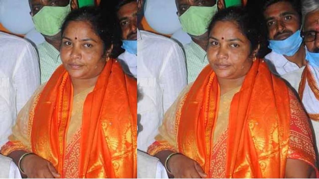 కామారెడ్డి జిల్లా బూర్గుల్ గ్రామంలో ఉద్రిక్తత: పోలీసుల కాళ్లు పట్టుకొన్న మాజీ ఎమ్మెల్యే అరుణ తార కామారెడ్డి జిల్లా బూర్గుల్ గ్రామంలో ఉద్రిక్తత: పోలీసుల కాళ్లు పట్టుకొన్న మాజీ ఎమ్మెల్యే అరుణ తార