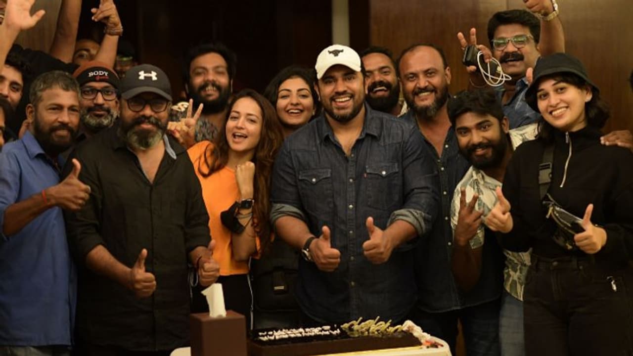 Mahaveeryar : 'മഹാവീര്യരോട് കാട്ടുന്ന സ്‍നേഹത്തിന് നന്ദി', കേക്ക് മുറിച്ച് ആഘോഷിച്ച് നിവിൻ പോളി