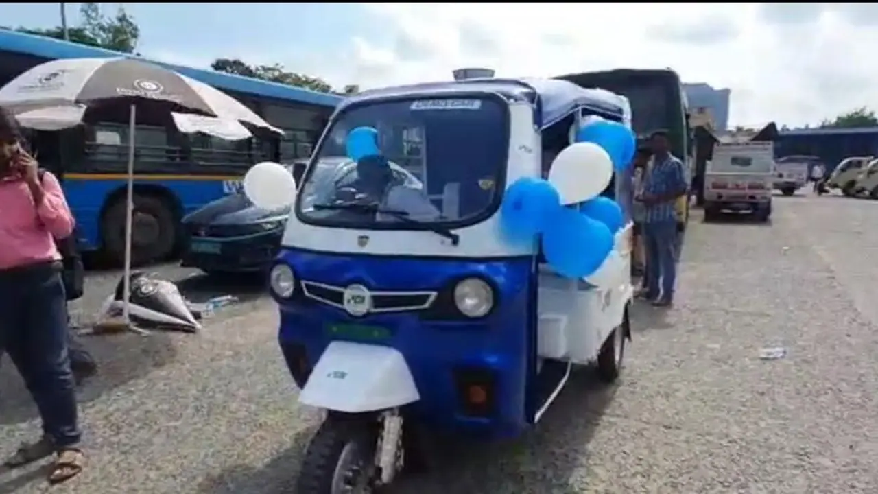 কলকাতায় চলল নীল সাদা ই অটো, চালকের আসনে স্বয়ং পরিবহণমন্ত্রী ফিরহাদ হাকিম কলকাতায় চলল নীল সাদা ই অটো, চালকের আসনে স্বয়ং পরিবহণমন্ত্রী ফিরহাদ হাকিম
