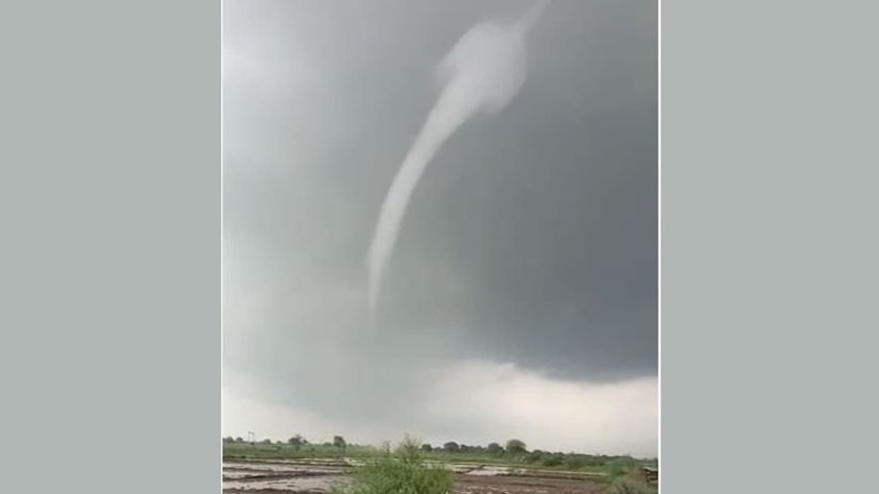 अमेरिका में दिखने वाला टोरनेडो, राजस्थान के इस शहर में दिखा, लोगों ने इस आश्चर्यजनक नजारें के बनाए वीडियो अमेरिका में दिखने वाला टोरनेडो, राजस्थान के इस शहर में दिखा, लोगों ने इस आश्चर्यजनक नजारें के बनाए वीडियो