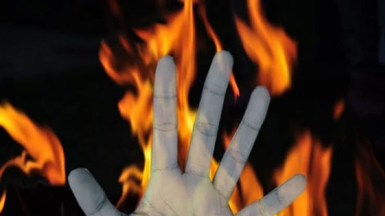 போன் இணைப்பை துண்டித்த காதலி.. விரக்தியில் யோசிக்காமல் தீக்குளித்த காதலன்.. சென்னையில் பயங்கரம்.! போன் இணைப்பை துண்டித்த காதலி.. விரக்தியில் யோசிக்காமல் தீக்குளித்த காதலன்.. சென்னையில் பயங்கரம்.!