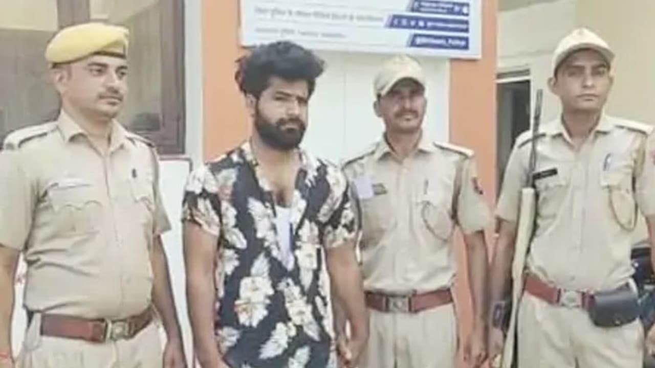 ನಕಲಿ ಹೆಸರಲ್ಲಿ ಹಿಂದೂ ಯುವತಿ ಸ್ನೇಹ ಬೆಳೆಸಿ ಅತ್ಯಾಚಾರ ಯತ್ನ: ಮುಸ್ಲಿಂ ಯುವಕ ಅರೆಸ್ಟ್ ನಕಲಿ ಹೆಸರಲ್ಲಿ ಹಿಂದೂ ಯುವತಿ ಸ್ನೇಹ ಬೆಳೆಸಿ ಅತ್ಯಾಚಾರ ಯತ್ನ: ಮುಸ್ಲಿಂ ಯುವಕ ಅರೆಸ್ಟ್