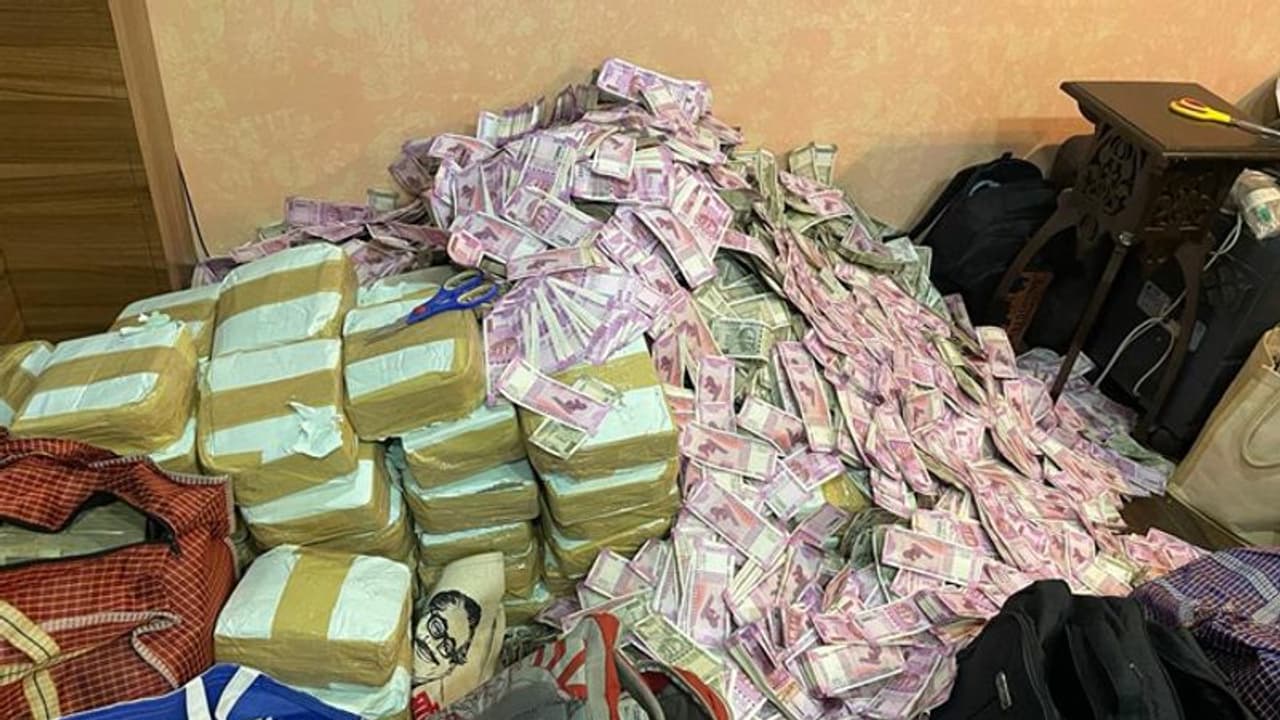 బెంగాల్లో ఈడీ సోదాలు.. తృణమూల్ మంత్రుల అనుచరులే టార్గెట్, కట్టలకొద్దీ కరెన్సీ స్వాధీనం బెంగాల్లో ఈడీ సోదాలు.. తృణమూల్ మంత్రుల అనుచరులే టార్గెట్, కట్టలకొద్దీ కరెన్సీ స్వాధీనం