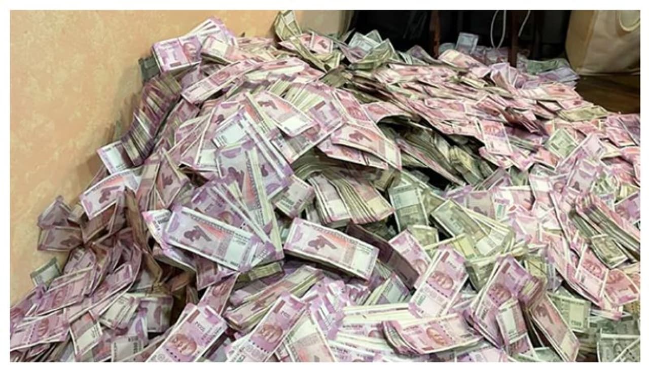 ബംഗാൾ മന്ത്രിയുടെ അനുയായിയുടെ വസതിയിൽ നിന്ന് ഇഡി പിടിച്ചെടുത്തത് 20 കോടി രൂപ, നോട്ടെണ്ണാൻ യന്ത്രം ബംഗാൾ മന്ത്രിയുടെ അനുയായിയുടെ വസതിയിൽ നിന്ന് ഇഡി പിടിച്ചെടുത്തത് 20 കോടി രൂപ, നോട്ടെണ്ണാൻ യന്ത്രം