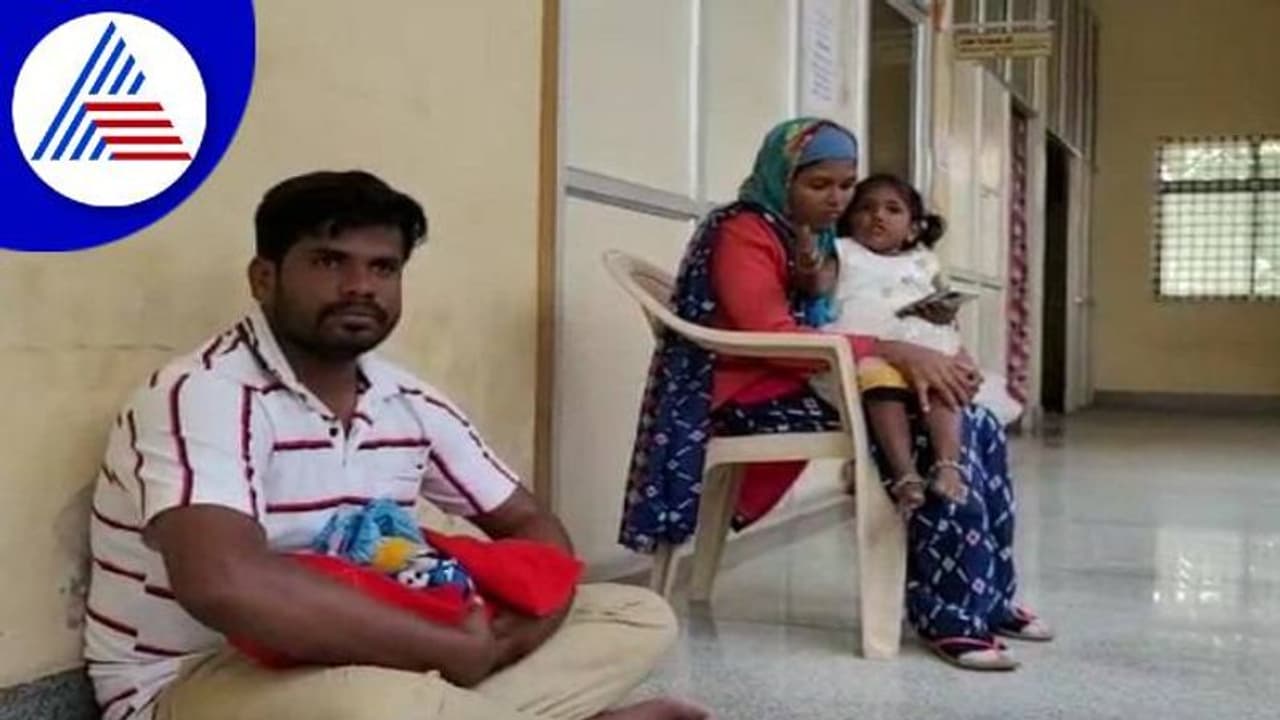 ಕೋಲಾರ: ರಸ್ತೆಗಾಗಿ ಒಂದೂವರೆ ತಿಂಗಳ ಹಸುಗೂಸಿನೊಂದಿಗೆ ದಂಪತಿ ಧರಣಿ