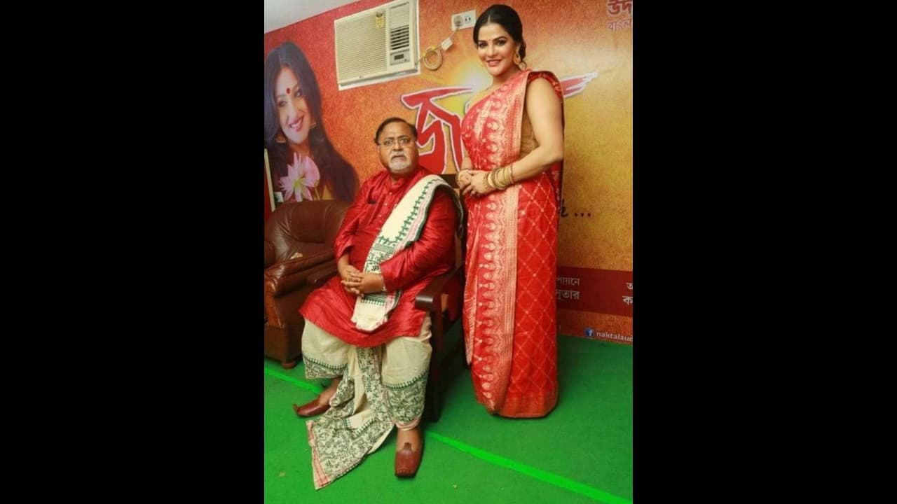 ममता बनर्जी के मंत्री पार्थ चटर्जी के 12 'खास' लोगों के ठिकानों पर ED की रेड, निकला नोटों का अंबार