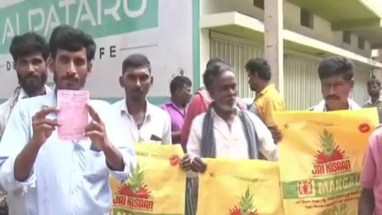 ಕೃಷಿ ಸಚಿವ ಬಿ ಸಿ ಪಾಟೀಲ್ ಉಸ್ತುವಾರಿ ಜಿಲ್ಲೆಯಲ್ಲಿ ನಕಲಿ ಗೊಬ್ಬರ, ಅನ್ನದಾತರಿಗೆ ವಂಚನೆ..! ಕೃಷಿ ಸಚಿವ ಬಿ ಸಿ ಪಾಟೀಲ್ ಉಸ್ತುವಾರಿ ಜಿಲ್ಲೆಯಲ್ಲಿ ನಕಲಿ ಗೊಬ್ಬರ, ಅನ್ನದಾತರಿಗೆ ವಂಚನೆ..!