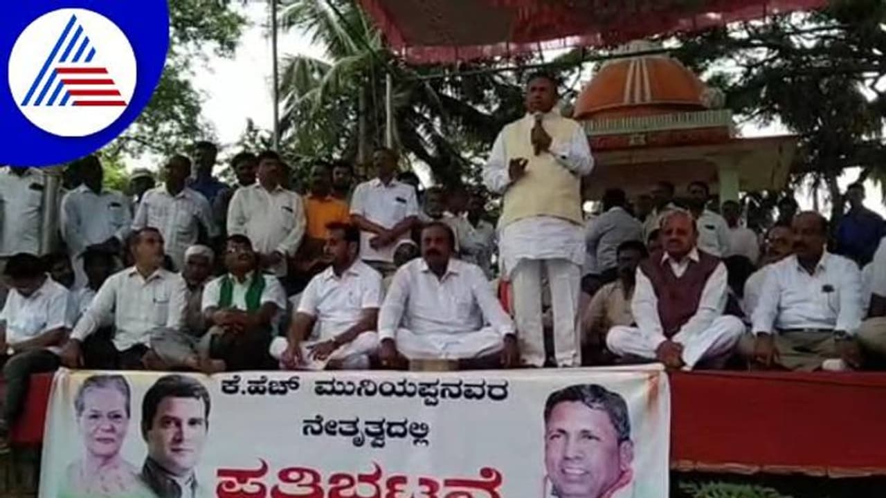 ರಮೇಶ್ ಮುನಿಯಪ್ಪ ಮಧ್ಯೆ ಪ್ರತಿಷ್ಠಗಾಗಿ ಬಣ ರಾಜಕೀಯ: ಕೋಲಾರದಲ್ಲಿ ಕಾಂಗ್ರೆಸ್ ನಾಯಕರ ಹೈಡ್ರಾಮಾ..! ರಮೇಶ್ ಮುನಿಯಪ್ಪ ಮಧ್ಯೆ ಪ್ರತಿಷ್ಠಗಾಗಿ ಬಣ ರಾಜಕೀಯ: ಕೋಲಾರದಲ್ಲಿ ಕಾಂಗ್ರೆಸ್ ನಾಯಕರ ಹೈಡ್ರಾಮಾ..!