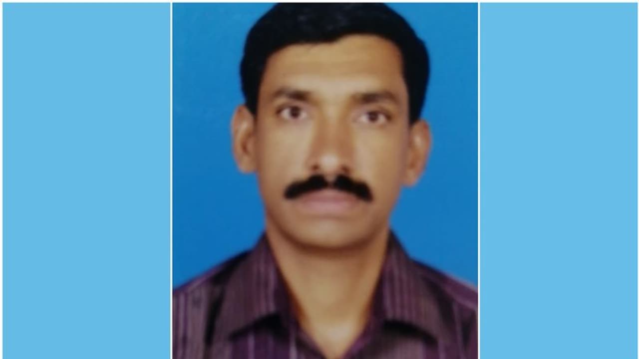 വീട്ടിലേക്ക് ഫോണ് ചെയ്തുകൊണ്ടിരിക്കെ മരിച്ച പ്രവാസി മലയാളിയുടെ മൃതദേഹം നാട്ടിലെത്തിച്ചു വീട്ടിലേക്ക് ഫോണ് ചെയ്തുകൊണ്ടിരിക്കെ മരിച്ച പ്രവാസി മലയാളിയുടെ മൃതദേഹം നാട്ടിലെത്തിച്ചു