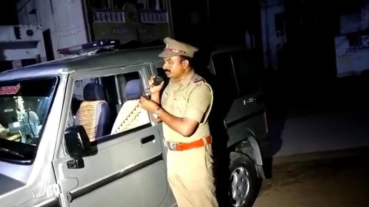 கள்ளக்குறிச்சி மாணவி இறுதி சடங்கில் வெளியூர் ஆட்களுக்கு அனுமதி இல்லை… சட்ட ஒழுங்கை காக்க போலீஸார் நடவடிக்கை!! கள்ளக்குறிச்சி மாணவி இறுதி சடங்கில் வெளியூர் ஆட்களுக்கு அனுமதி இல்லை… சட்ட ஒழுங்கை காக்க போலீஸார் நடவடிக்கை!!