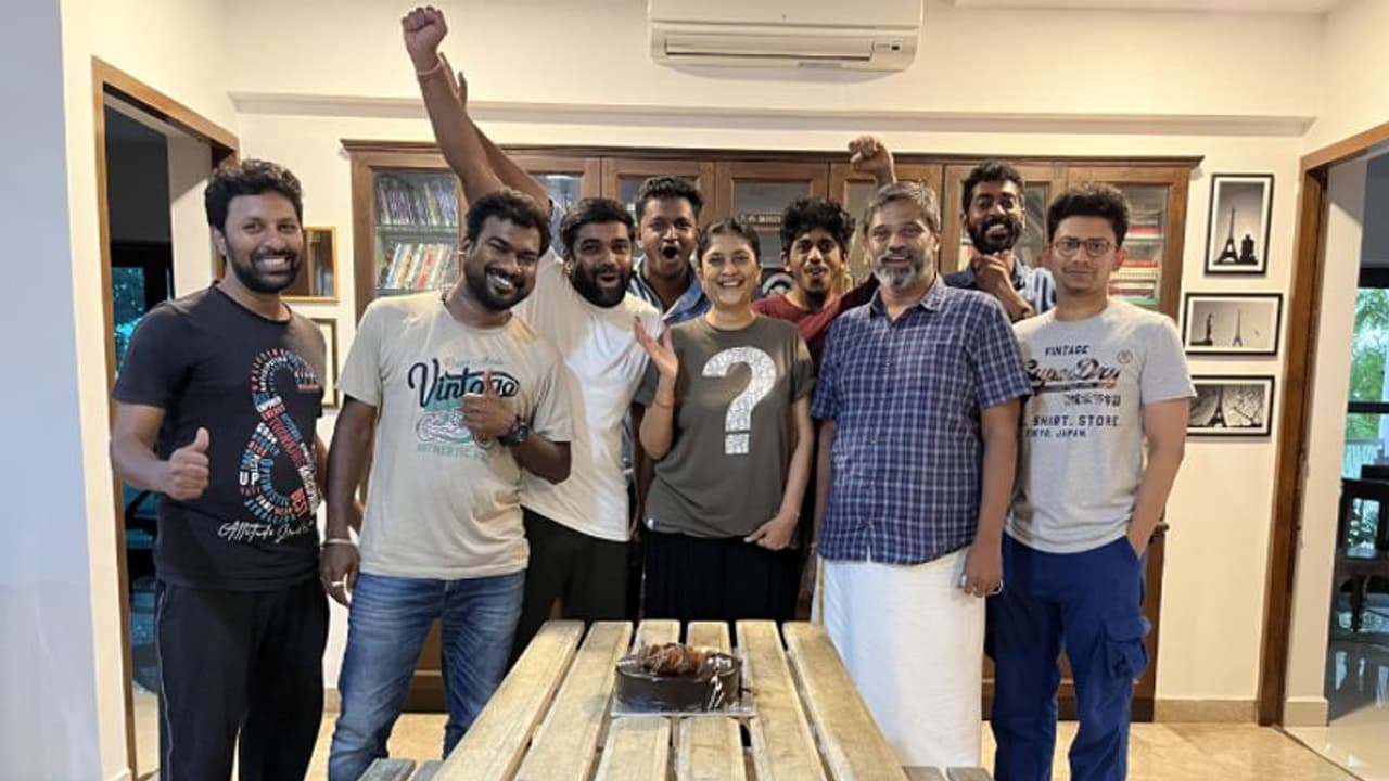 நாம ஜெயிச்சுட்டோம் மாறா... தேசிய விருது வென்றதும் கேக் வெட்டி கொண்டாடிய சுதா கொங்கரா வைரலாகும் போட்டோஸ் நாம ஜெயிச்சுட்டோம் மாறா... தேசிய விருது வென்றதும் கேக் வெட்டி கொண்டாடிய சுதா கொங்கரா வைரலாகும் போட்டோஸ்